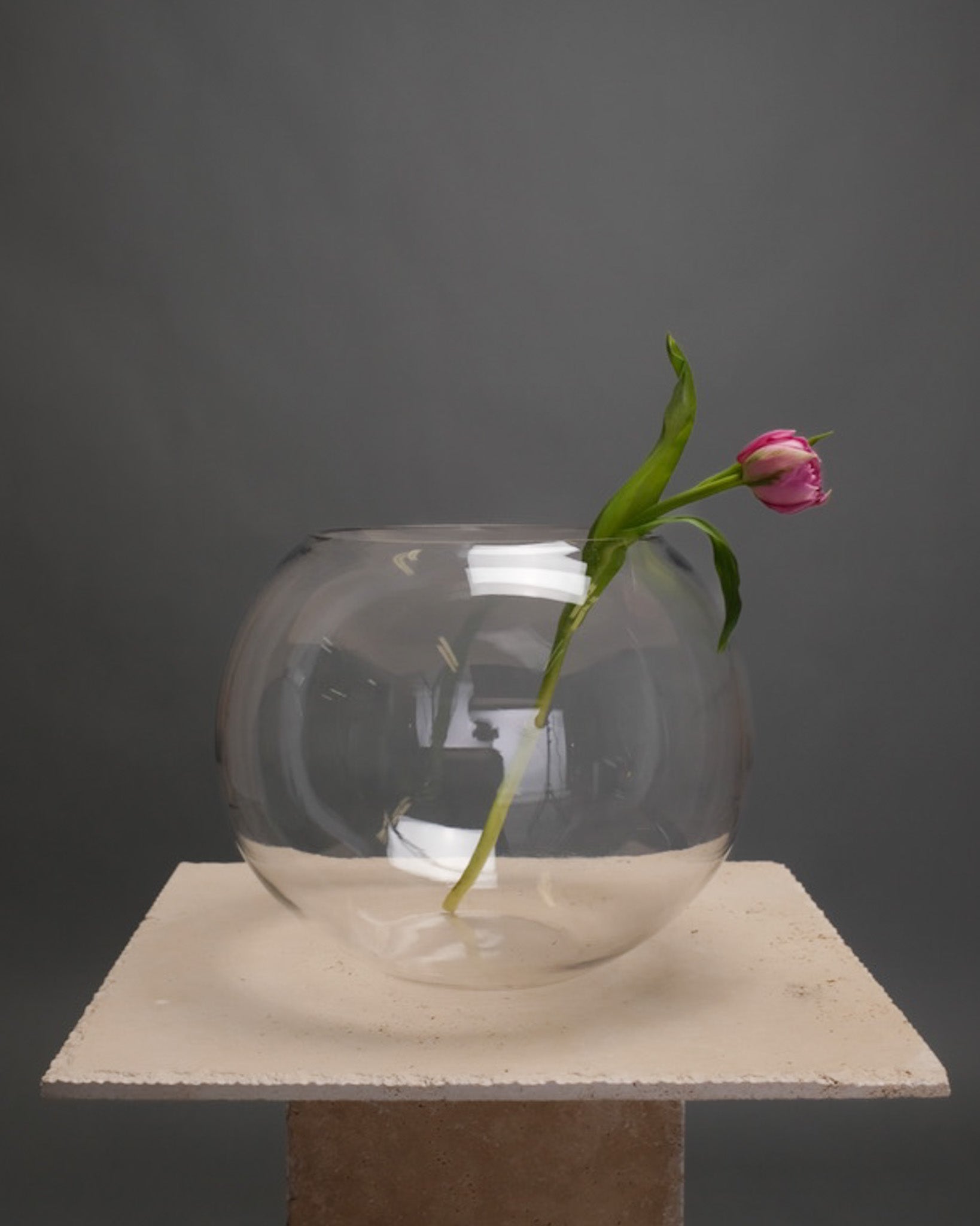 Large round glass vase with a bubble-like shape – modern and sculptural vessel perfect for statement floral arrangements