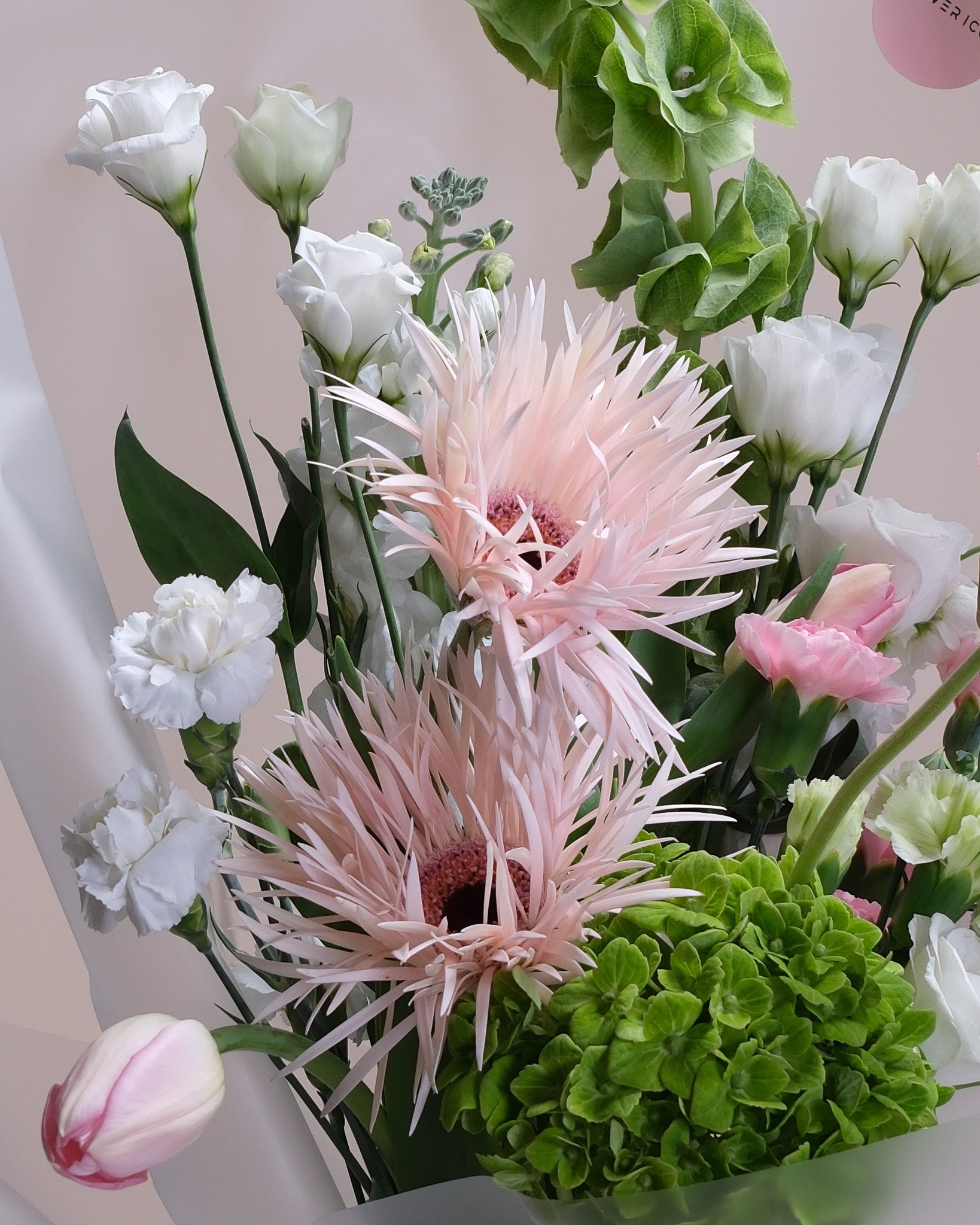 Close-up of bright seasonal blooms in rich tones – lush, textured flower arrangement