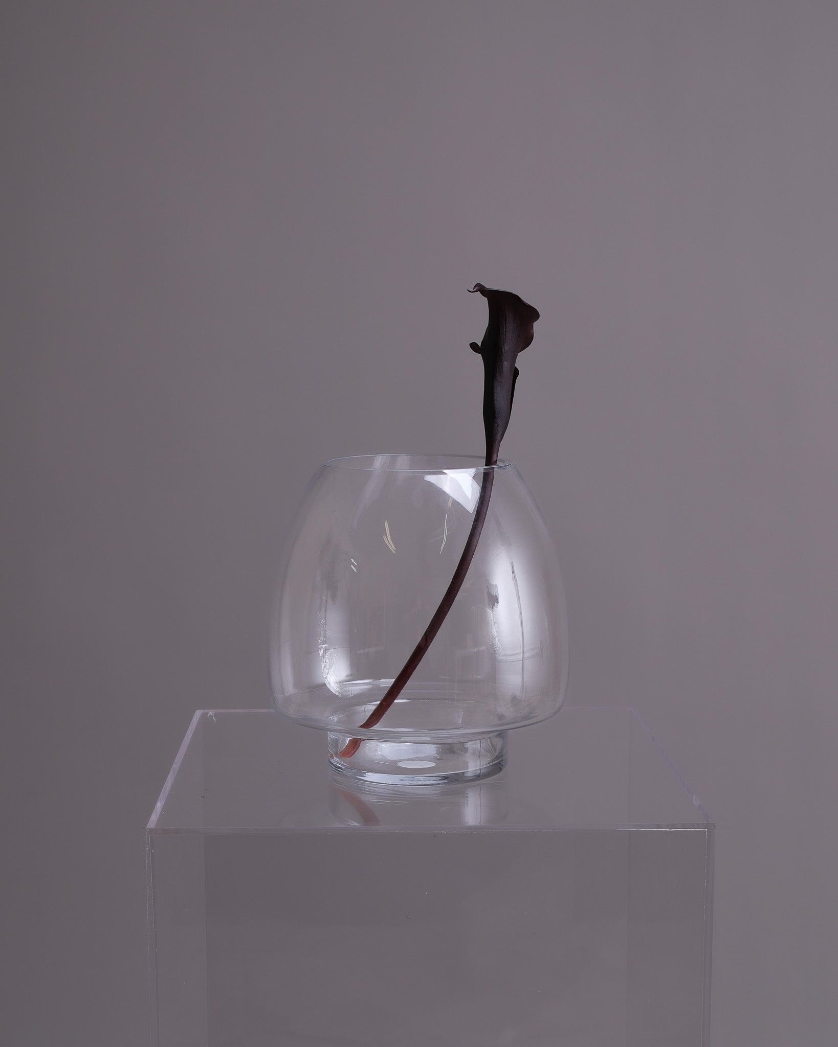 Round Pedestal Glass Vase