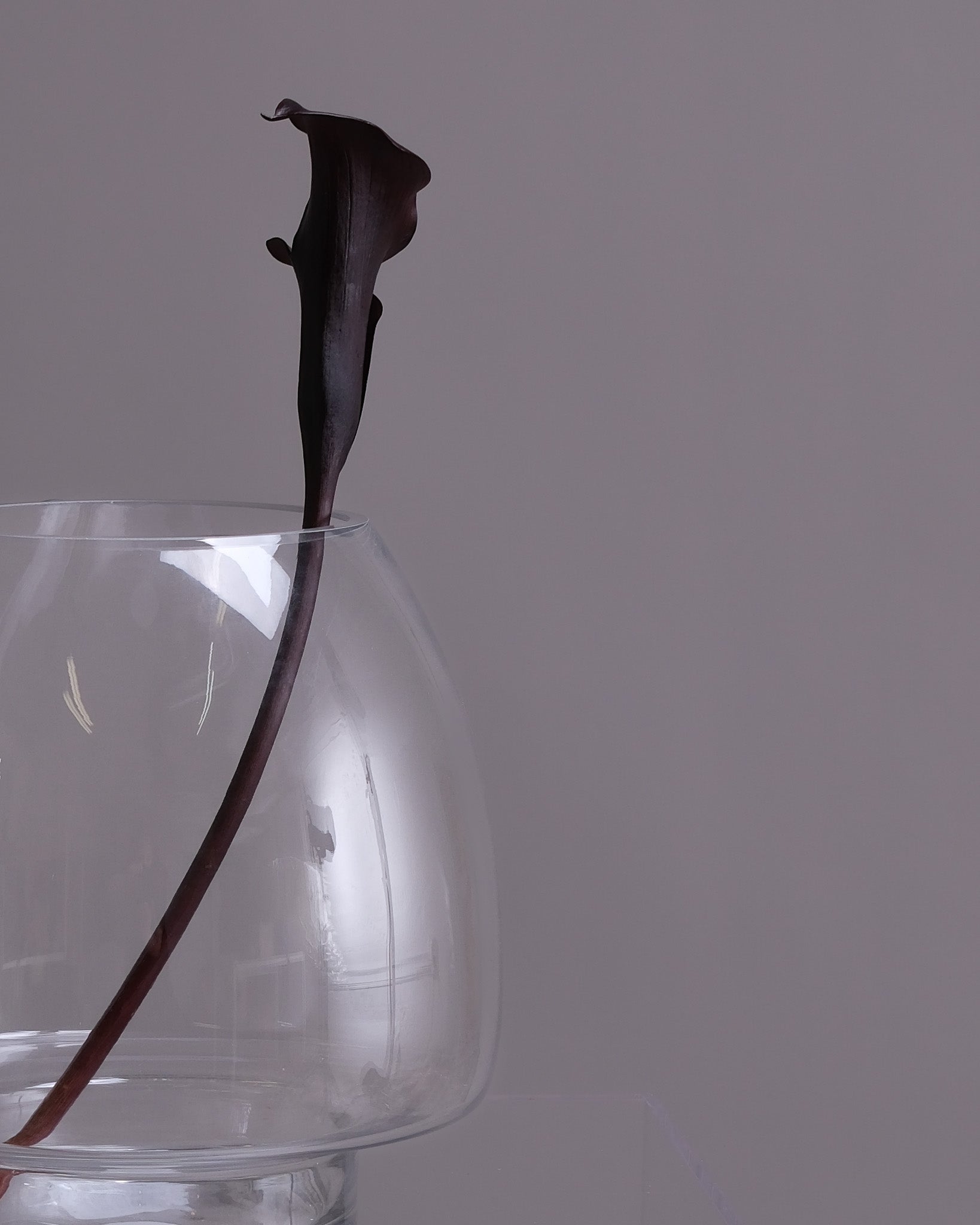 Round Pedestal Glass Vase